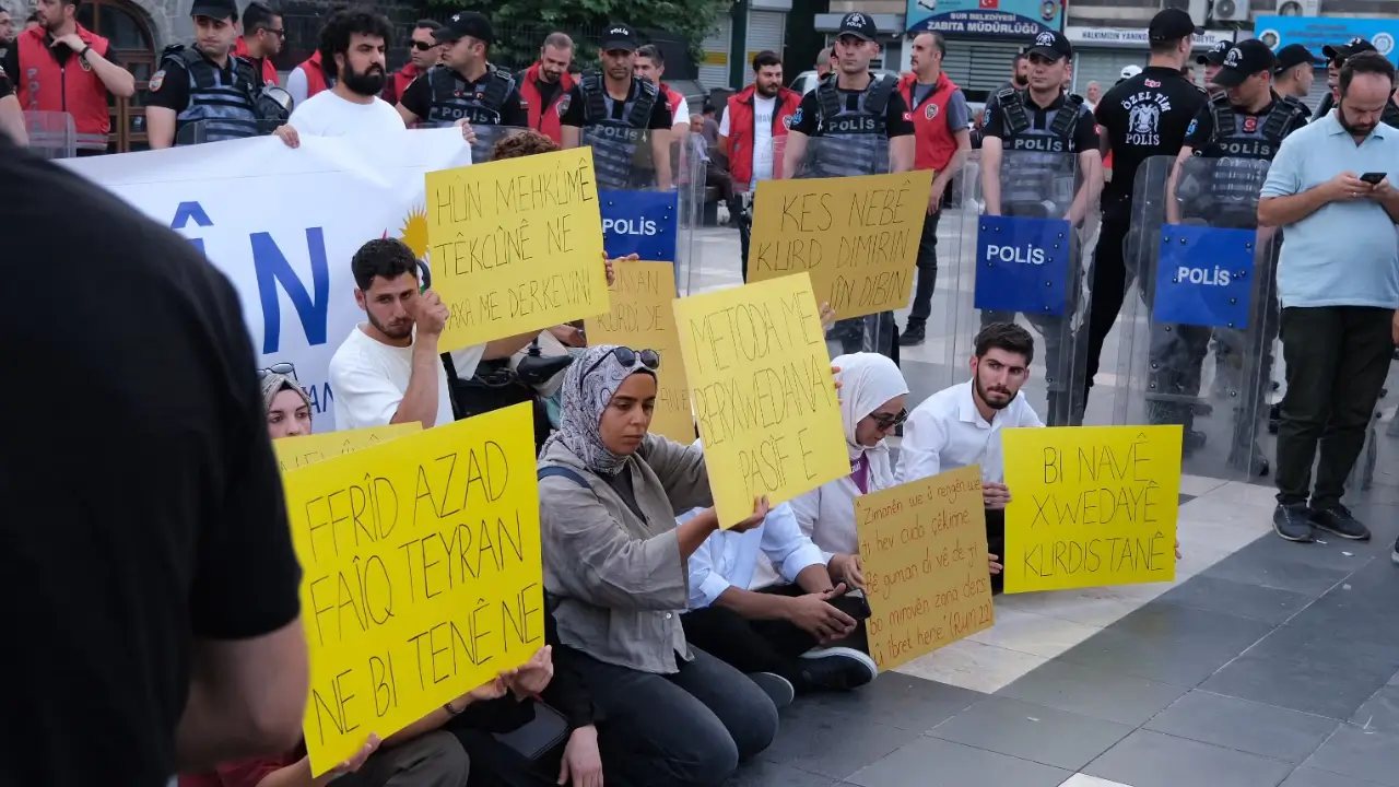 Vejîn Hareketi'nden Diyarbakır'da oturma eylemi