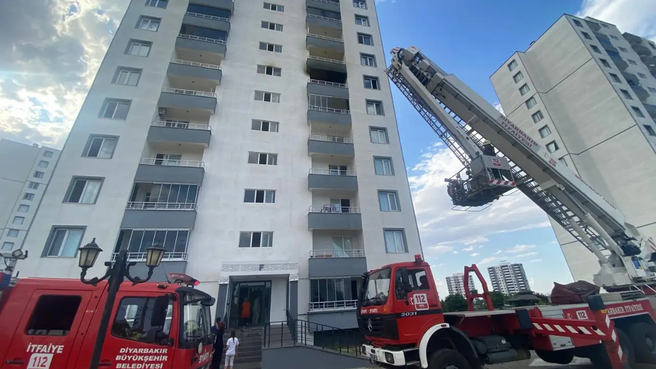 Diyarbakır'da apartman dairesinde yangın