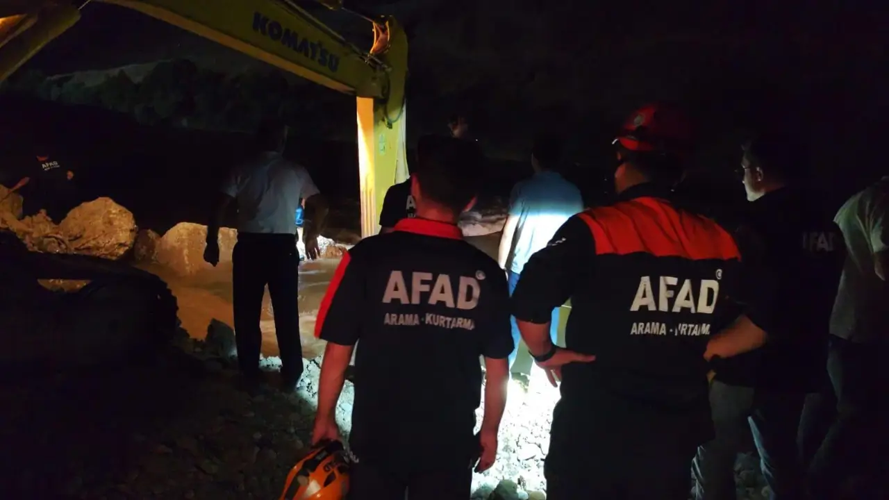 Siirt'te çayda mahsur kalan genç ekskavatörle kurtarıldı