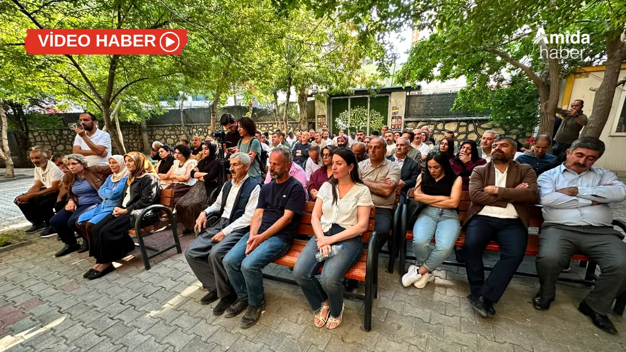Meclis toplantısı bahçede yapıldı