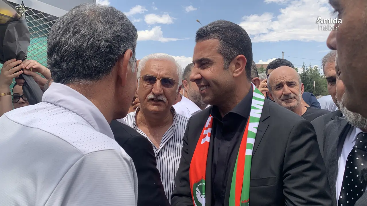 AK Parti il başkanı Kürtçeyi rutine bağladı