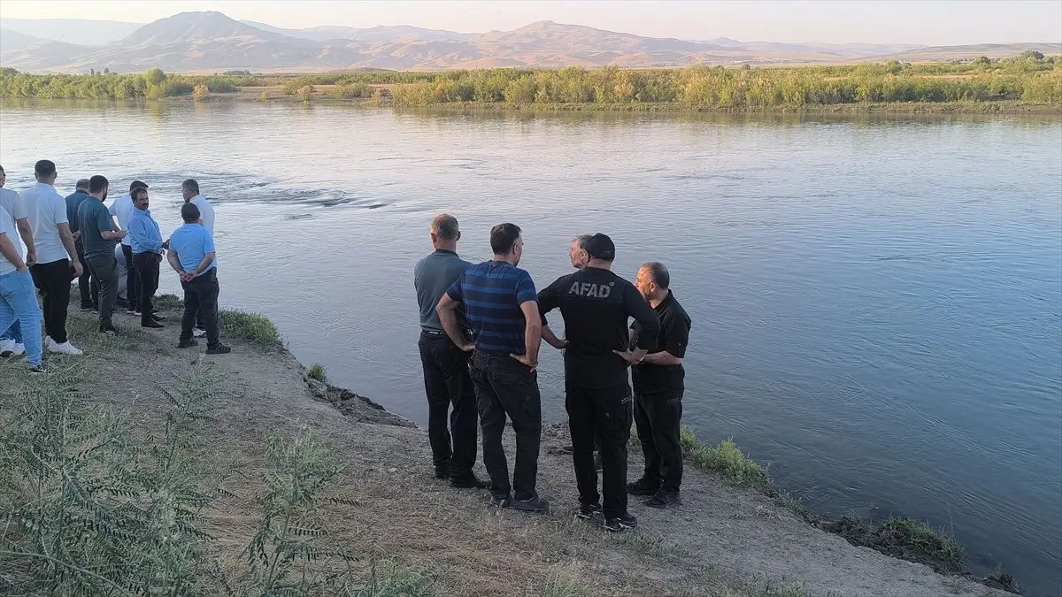 Muş'ta nehre düşen çocuk aranıyor