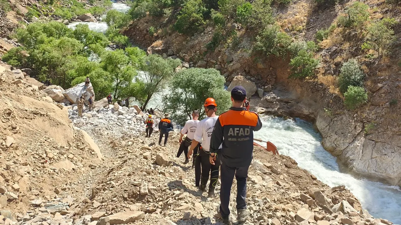 Şırnak'ta Habur Çayı'nda kaybolan genç için arama sürüyor