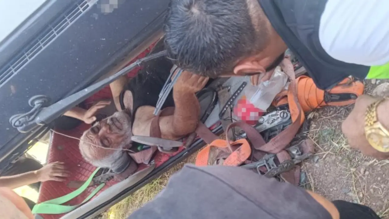 Diyarbakır'da çekici devrildi, sürücü yaralandı