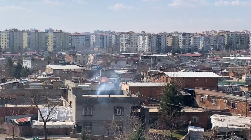 Diyarbakır’ın göbeğindeki mahalleyi koku sardı