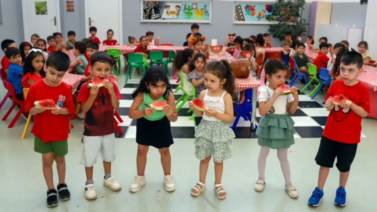 Diyarbakır'da miniklere karpuz şenliği