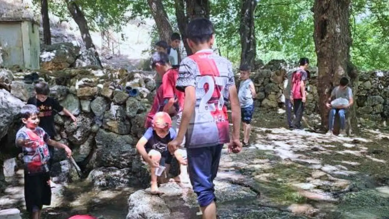 Diyarbakır’da imam ve çocuklar köy çeşmesini yeniledi
