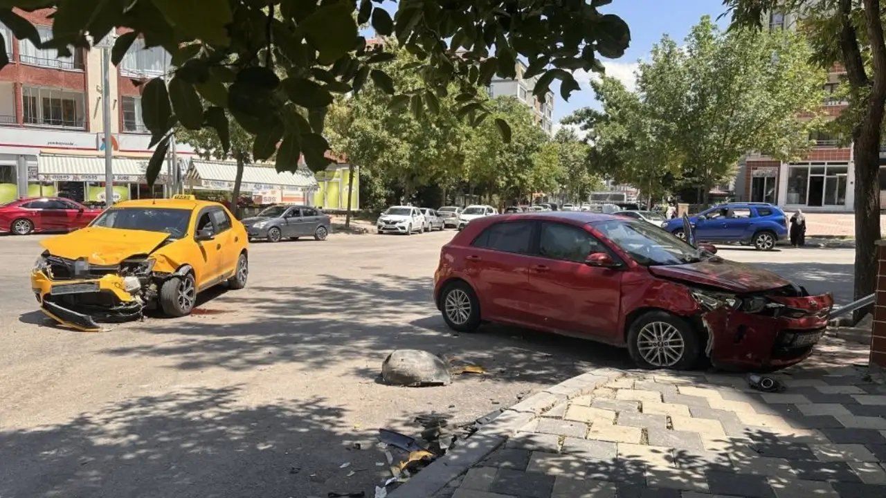 Otomobil ile taksinin çarpıştı: 6 yaralı