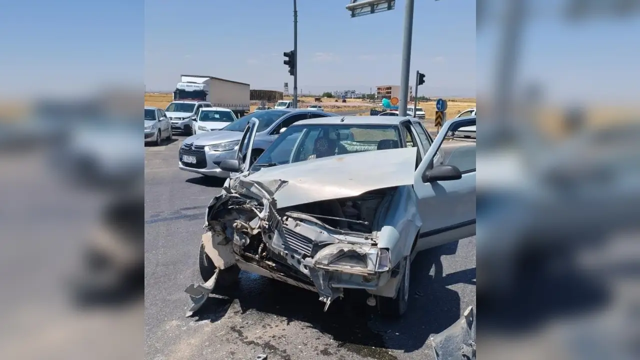 Diyarbakır'da otomobil kamyonete çarptı: 1 yaralı