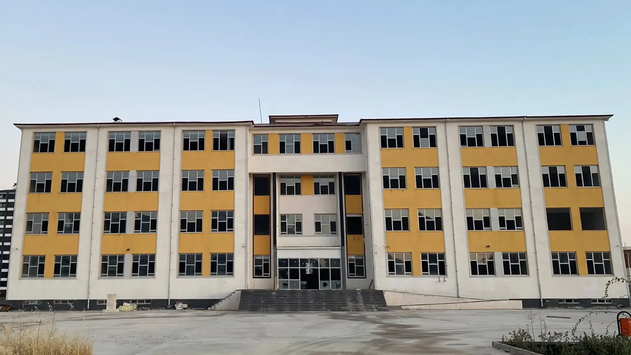 Diyarbakır’da 5 okul binası çürümeye terk edildi