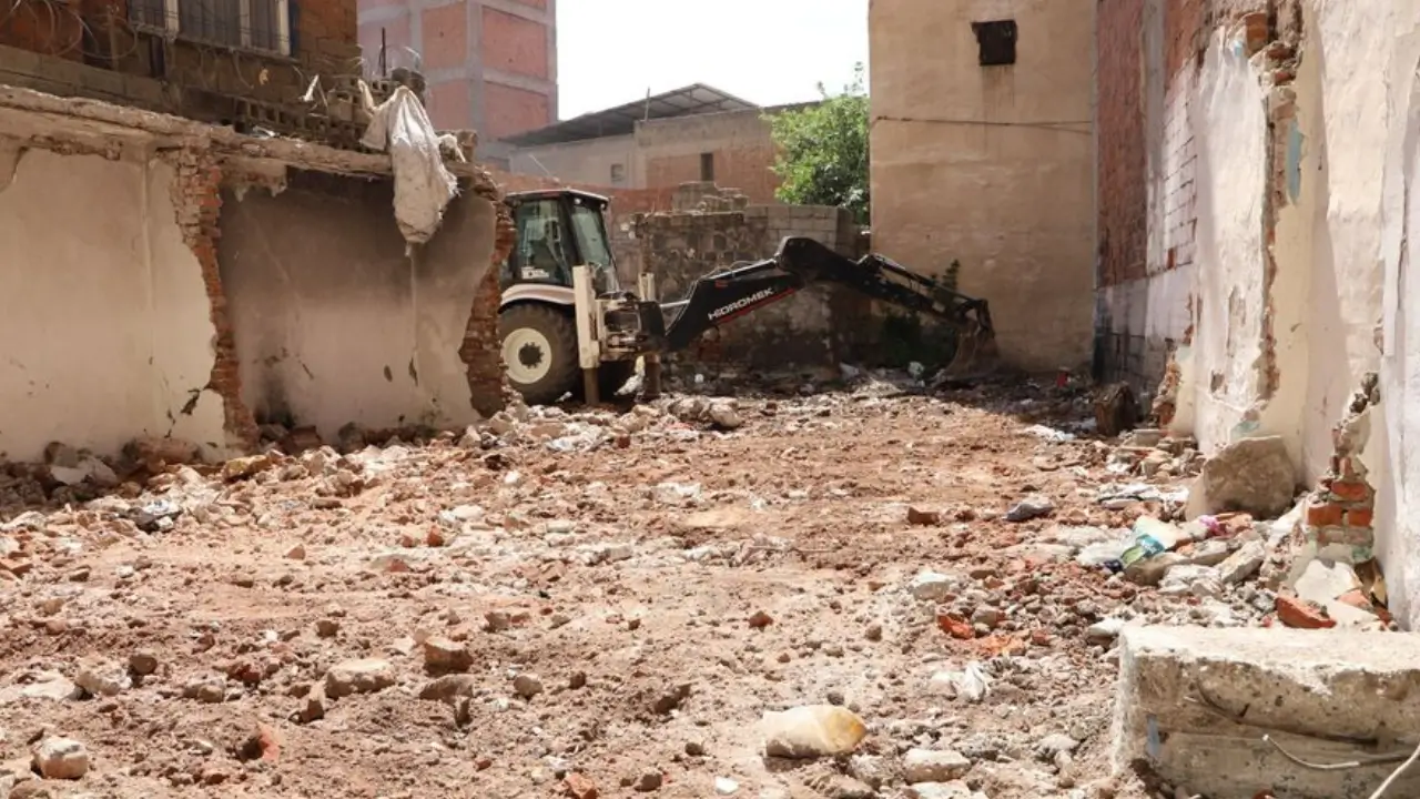 Diyarbakır'da tehlike oluşturan metruk binaların yıkımı sürüyor
