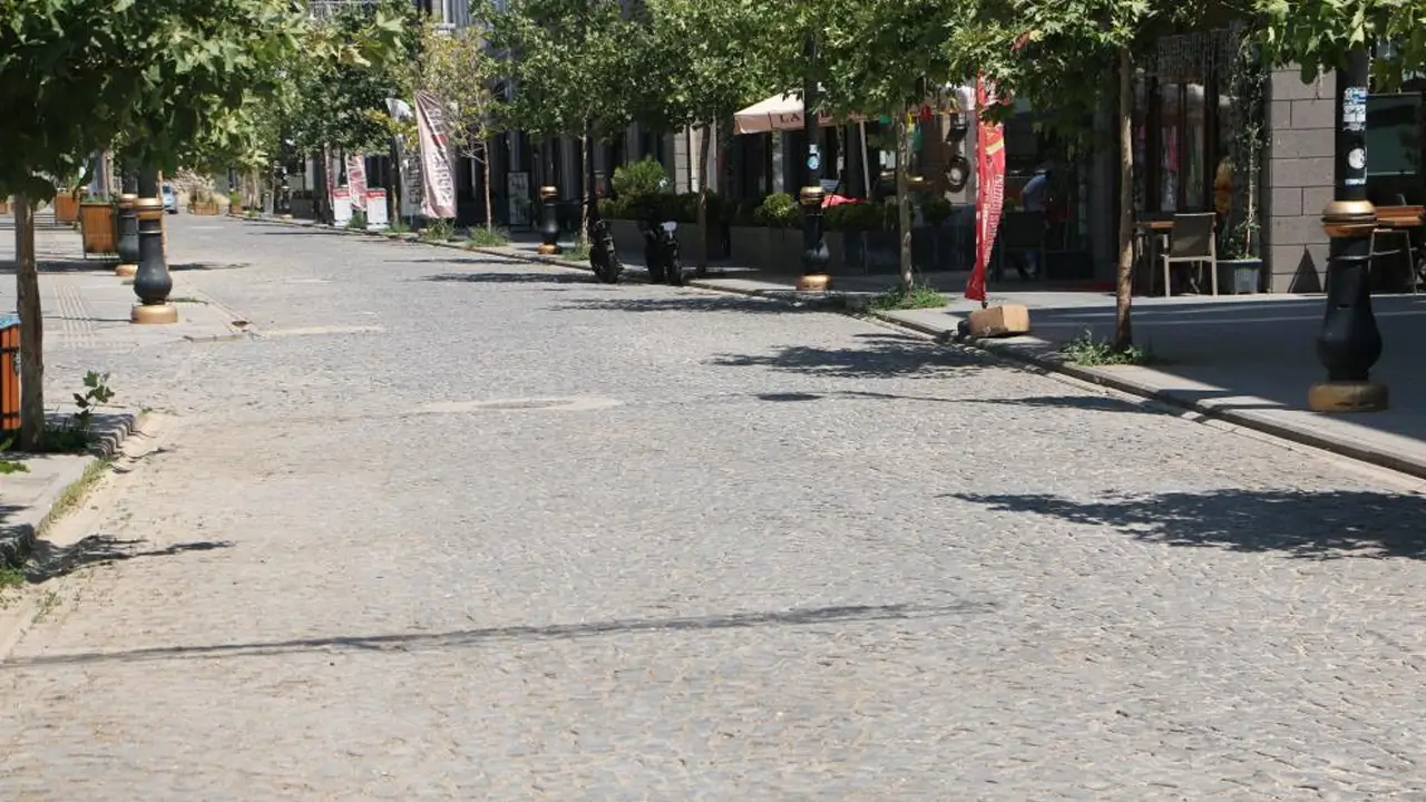 Kavurucu sıcaklar Diyarbakır esnafını vurdu