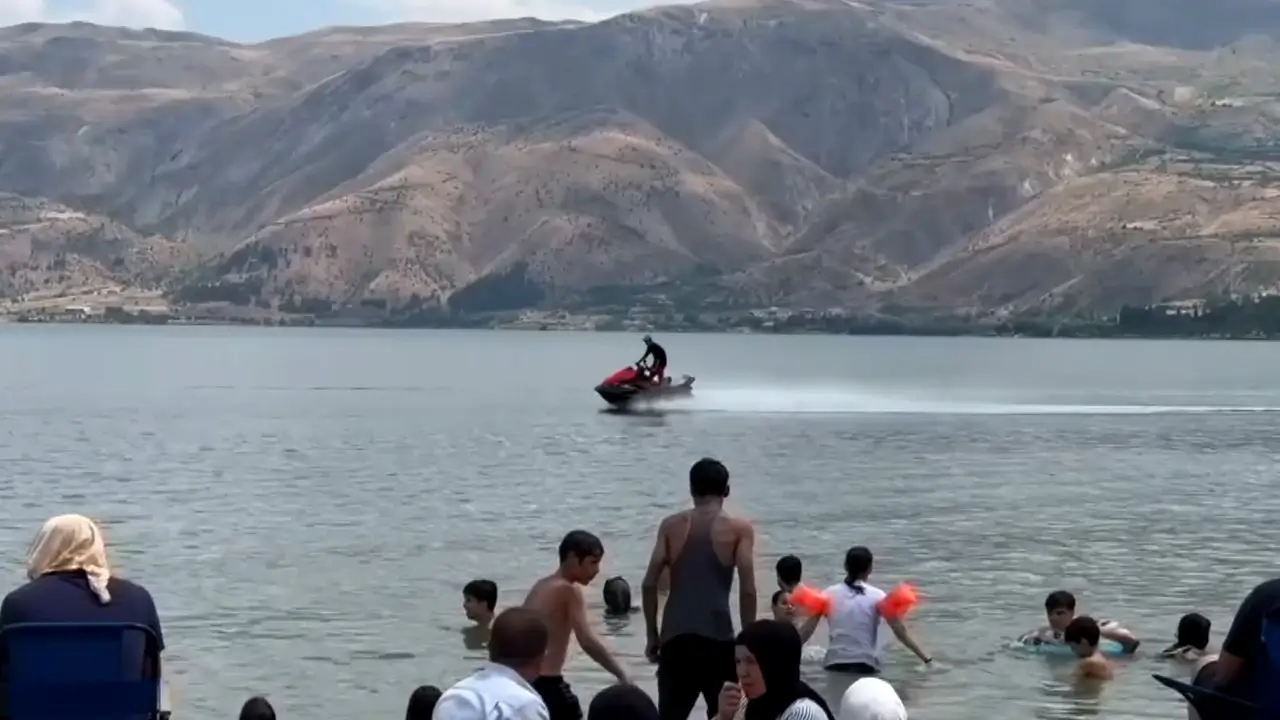 Hazar Gölü'nde kayık battı: 8 kişi kurtarıldı