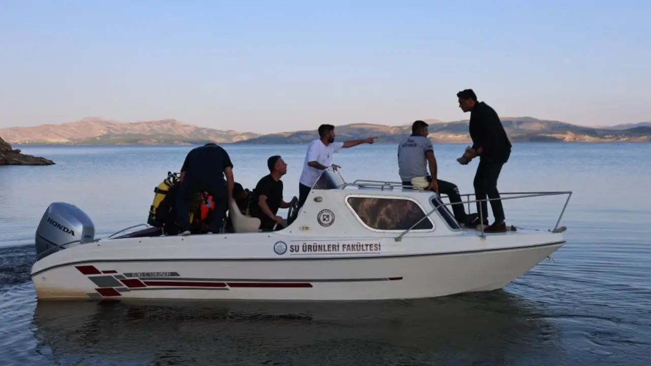 Diyarbakır'dan Elazığ'a giden çocuk gölde kayboldu