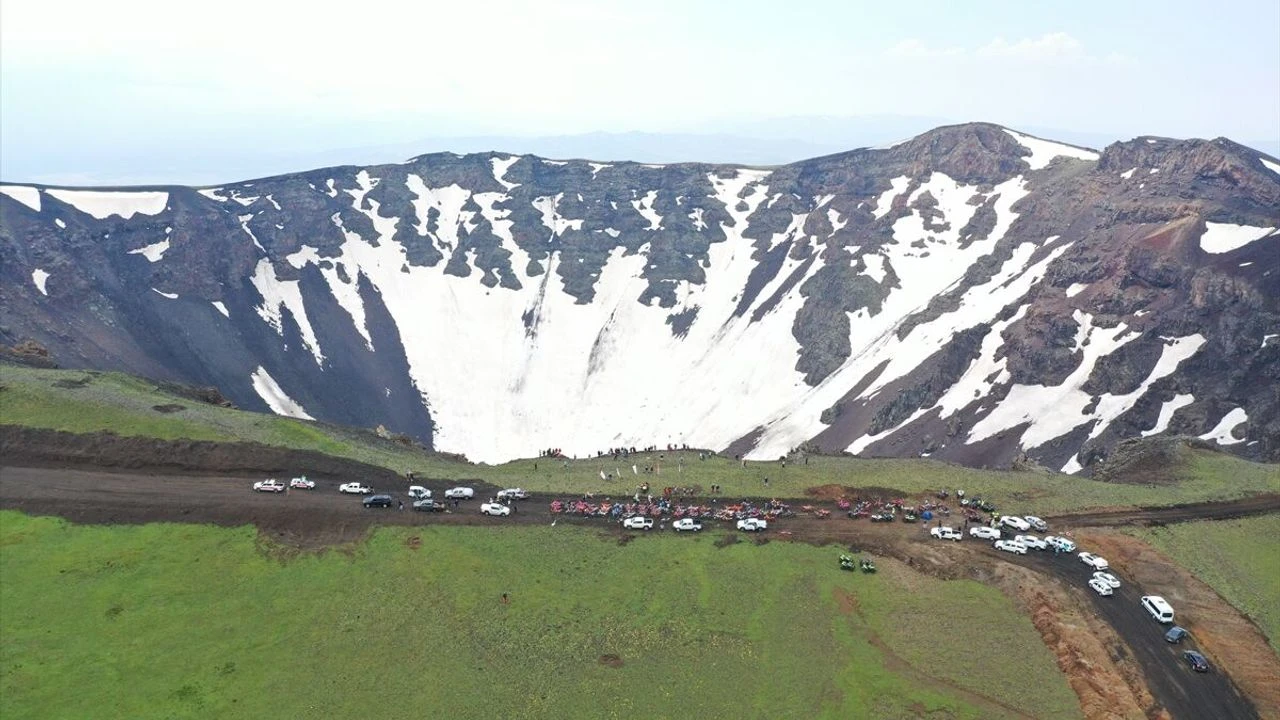 Doğa harikası Tendürek Krateri turizme kazandırılmayı bekliyor