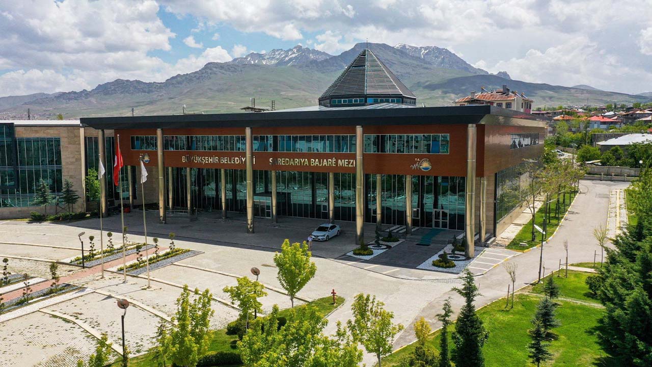 Van Büyükşehir’de ‘çoklu maaş’ iddiası Meclis’te