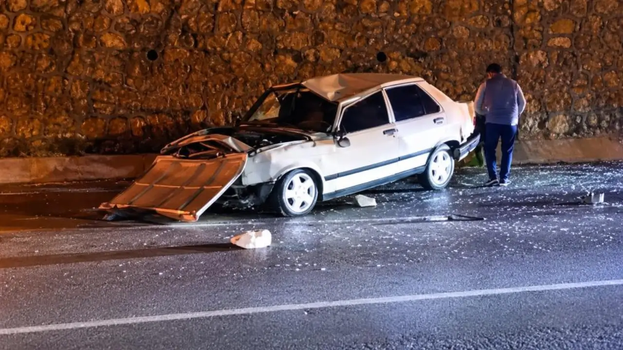Bitlis'te otomobil duvara çarptı: 2 yaralı