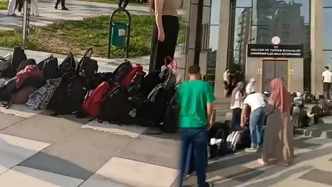 Görüntüler Diyarbakır’dan: Çantalar sıraya öğrenciler gölgeye!