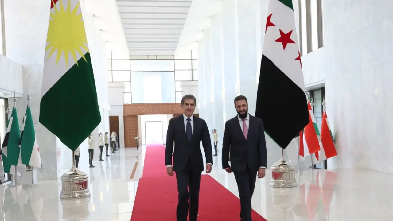Şara, Barzani’yi Şam’da dev Kürdistan Bölgesi bayrağıyla karşıladı