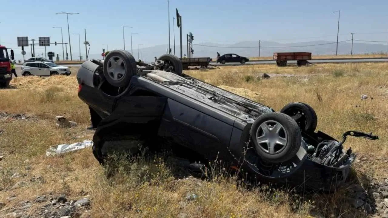 Seyir halindeki otomobil takla attı: 3 yaralı