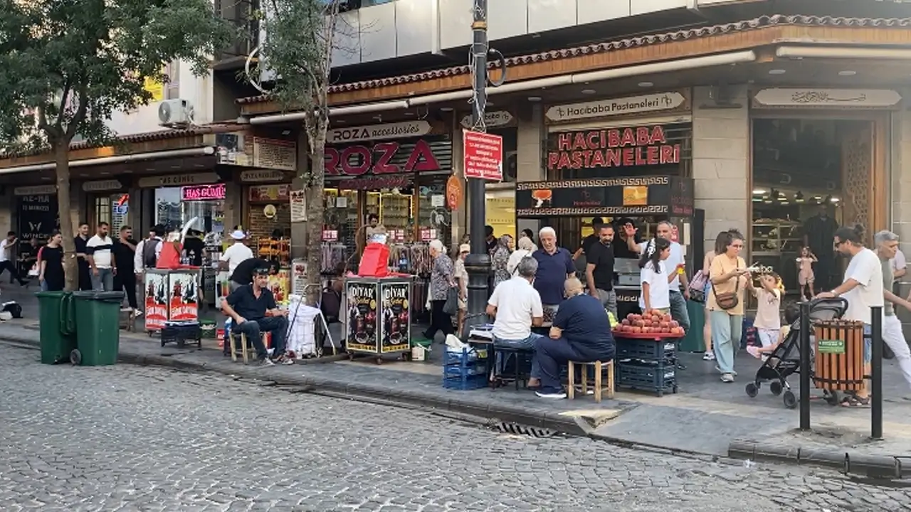 Diyarbakırlılar gündüz evde akşam parkta