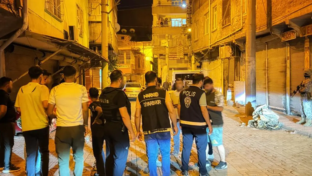 Diyarbakır'da dört mahallede gece denetimi: Arananlar yakalandı
