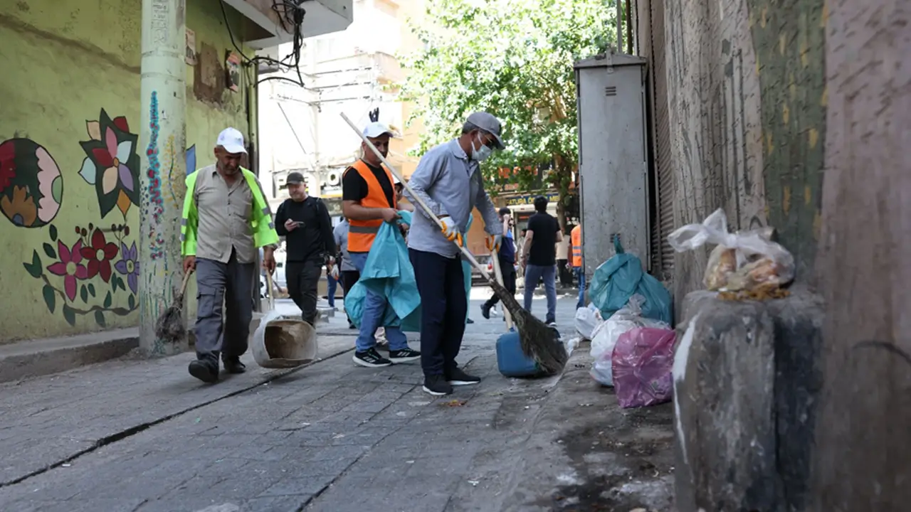 Diyarbakır’da eş başkanlar temizlik için sokağa indi