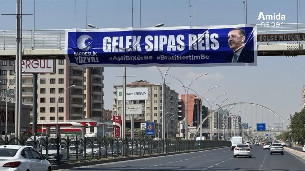 AK Parti’den Diyarbakır’a Kürtçe ‘barış’ pankartı