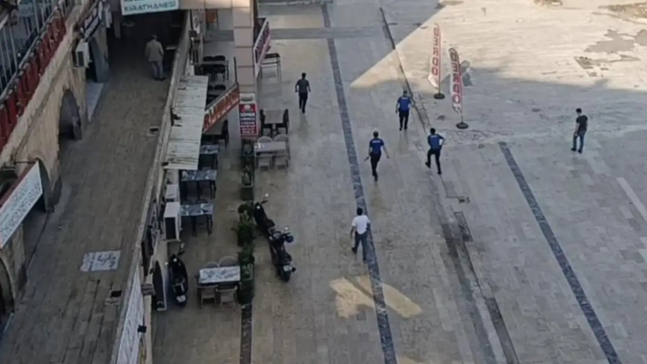 Mutfak bıçağıyla polis aracının camını kırıp ekiplere saldırdı