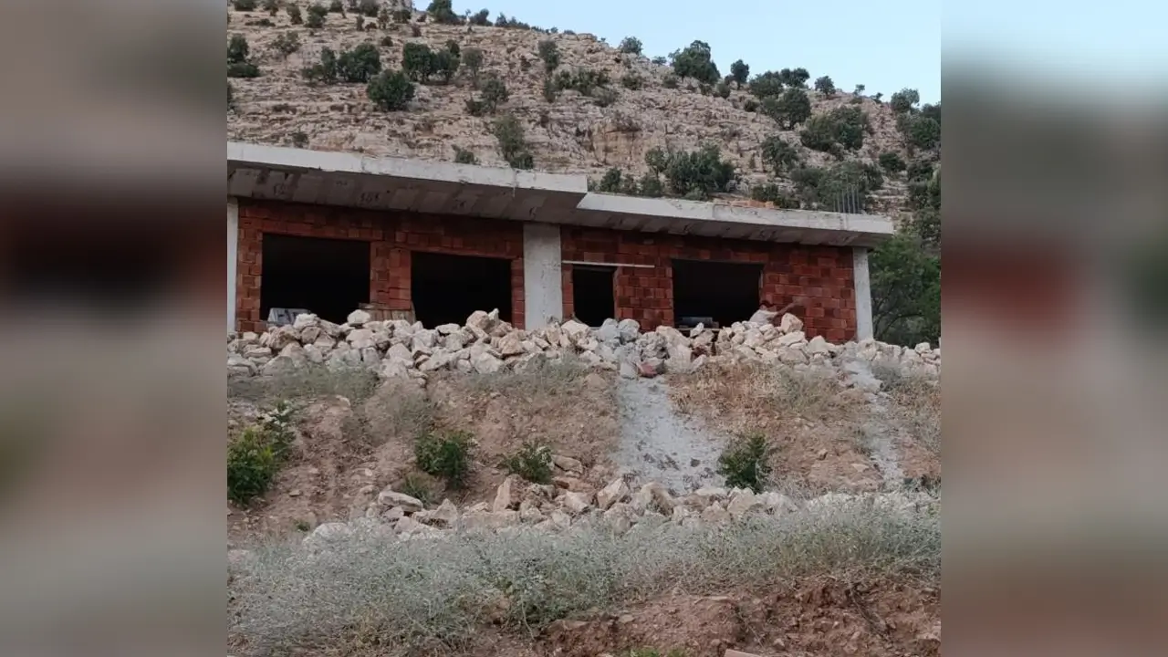 60 yaşındaki inşaat ustası iskeleden düşerek ağır yaralandı