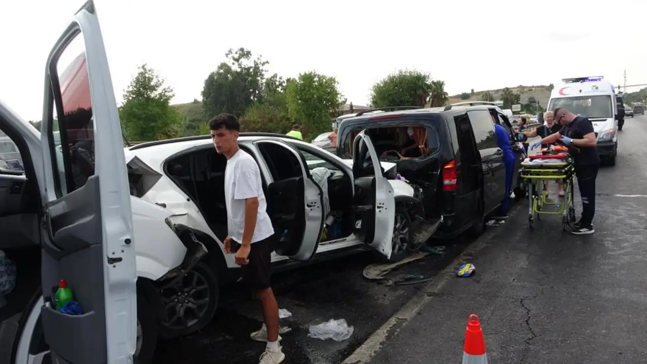 Antalya’da 6 araçlı zincirleme kaza: 17 kişi yaralandı