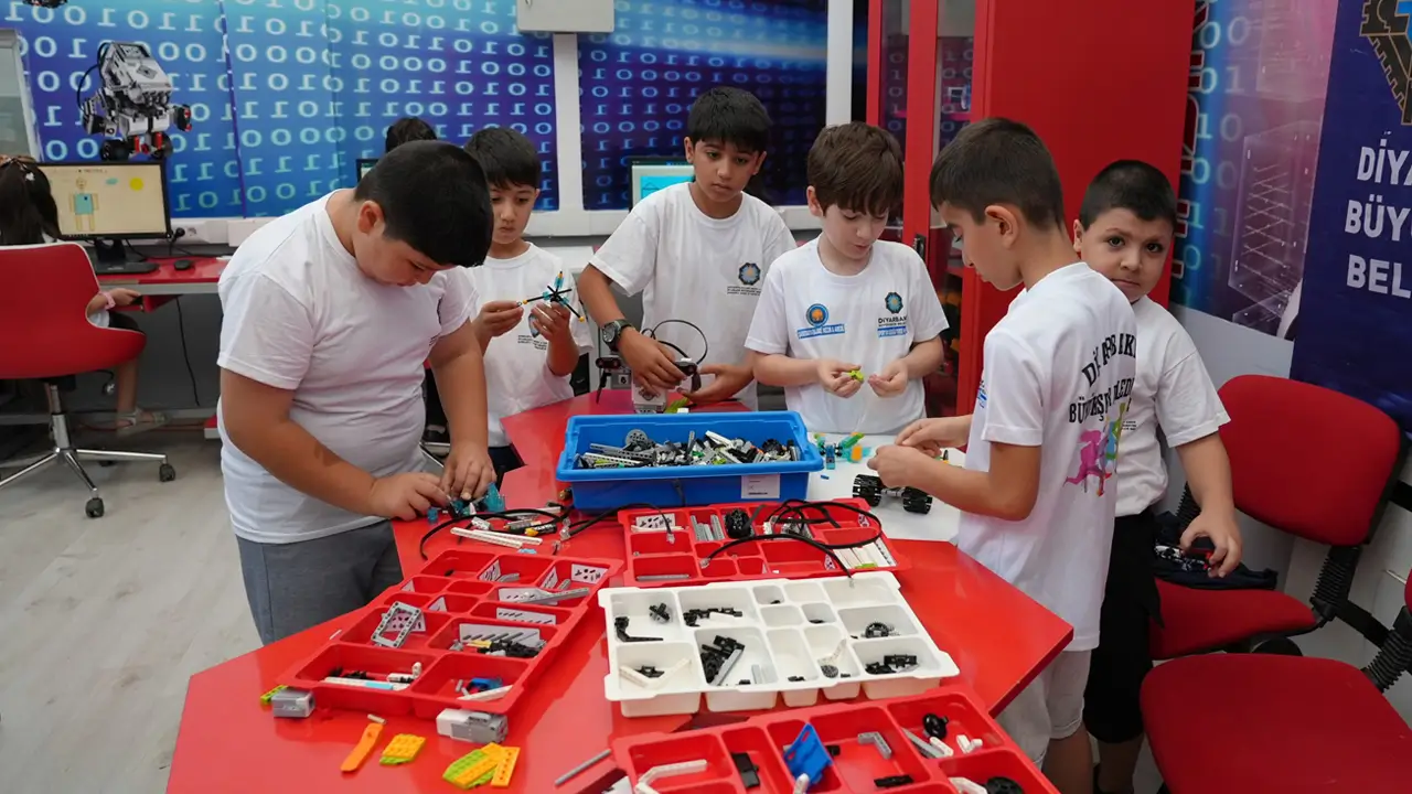 Diyarbakır’da 400 öğrenci robotik kodlama eğitimi alıyor