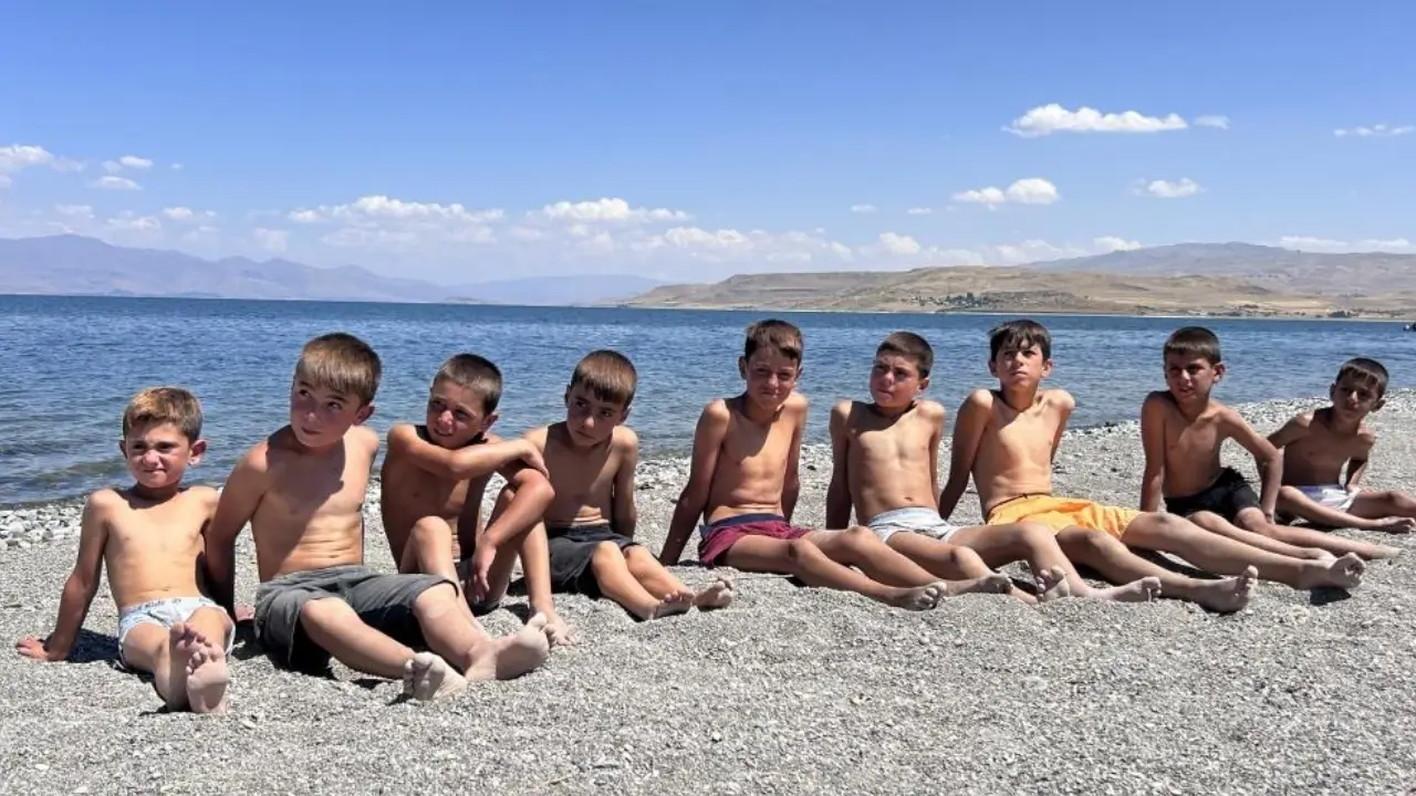 Van Gölü’ne giren çocukların saçları sarıya dönüyor