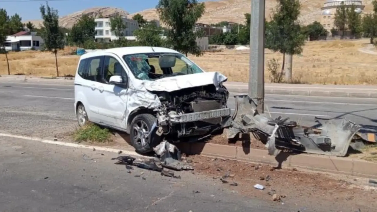 Diyarbakır’da araçların çarpışması sonu 2 kişi yaralandı