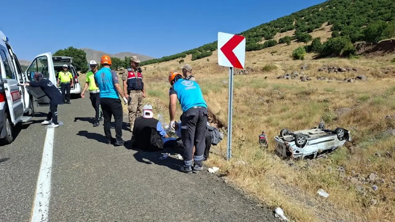 Bingöl’de araç şarampole devrildi: 6 yaralı