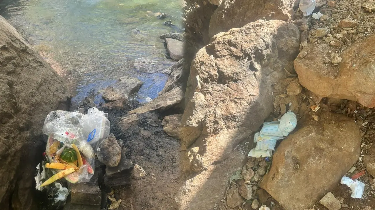 Çermik’te doğaya bırakılan çöpler tepki çekti