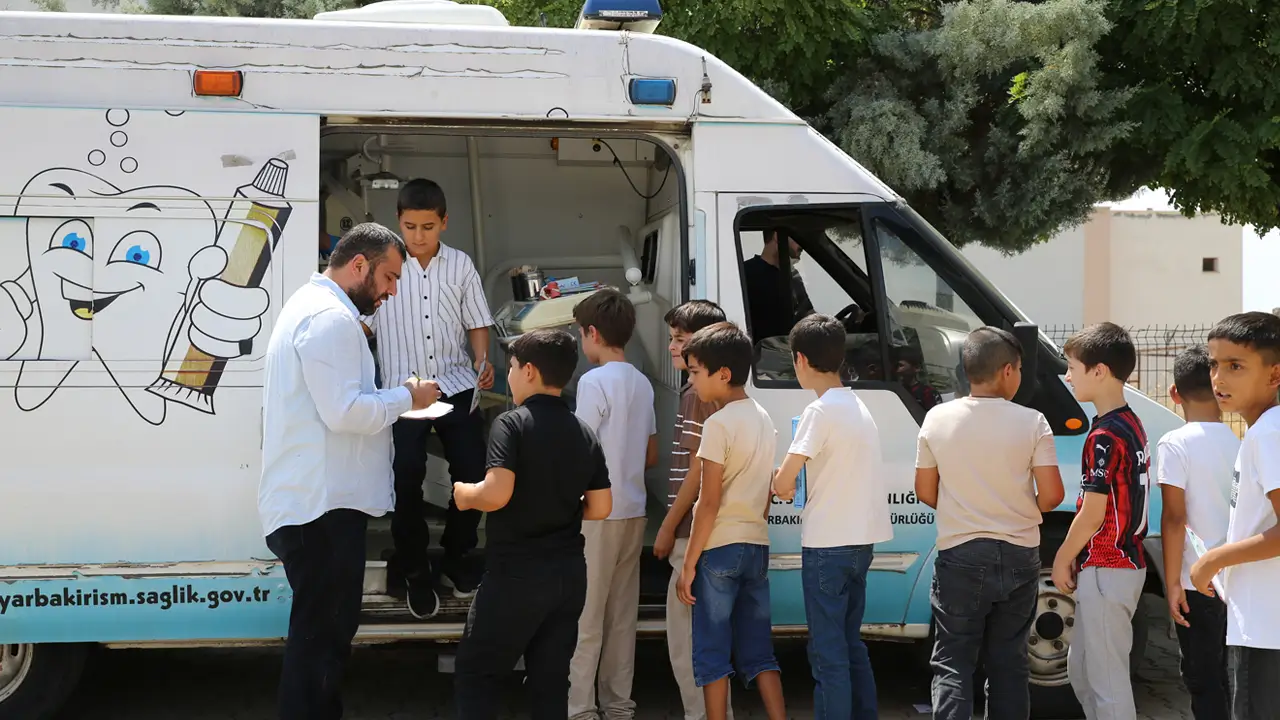 Diyarbakır’da diş hekimleri çocuklar için sahada