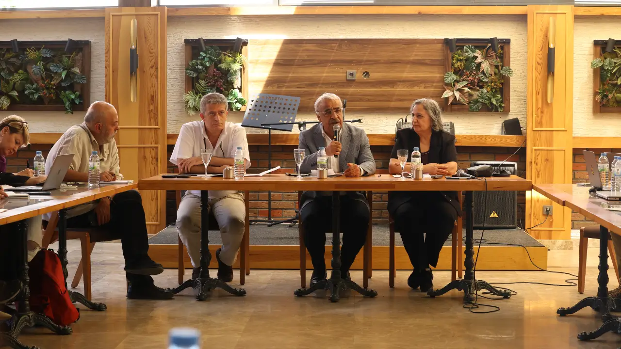DEM'li siyasetçiler gazetecilerin sürece dair sorularını yanıtladı