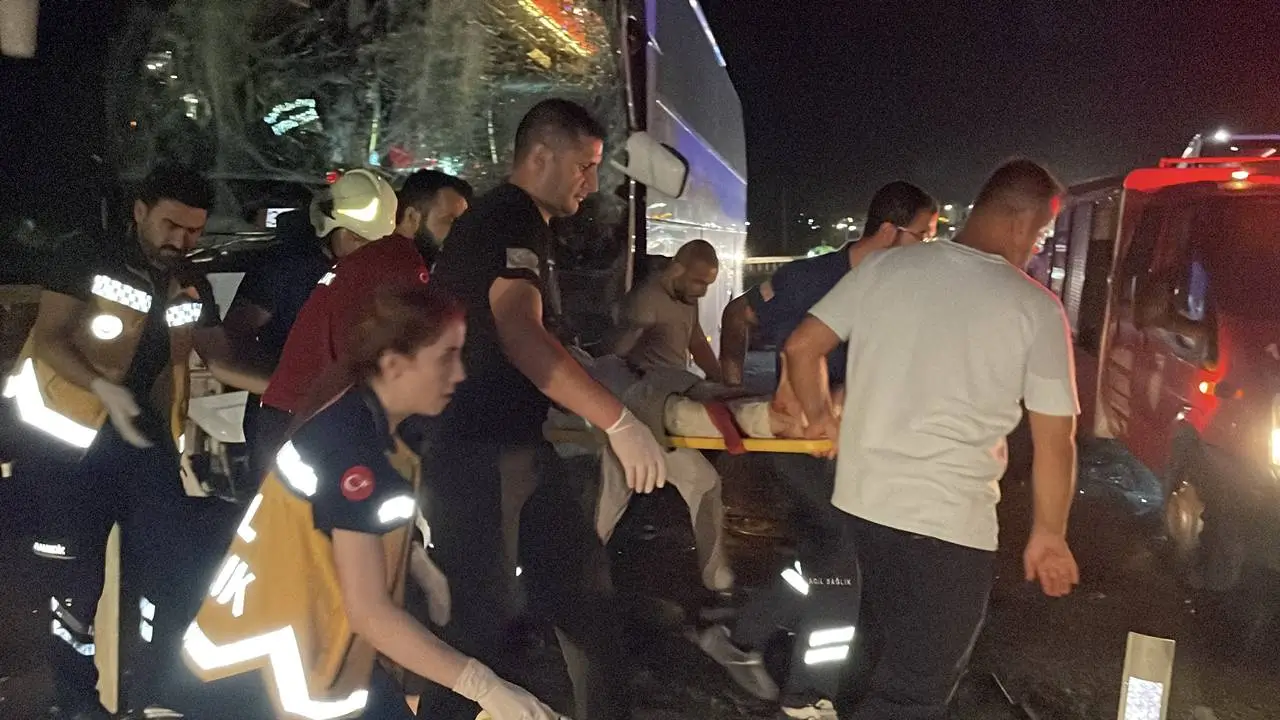 Siverek’te 2 yolcu otobüsü çarpıştı 13 yaralı