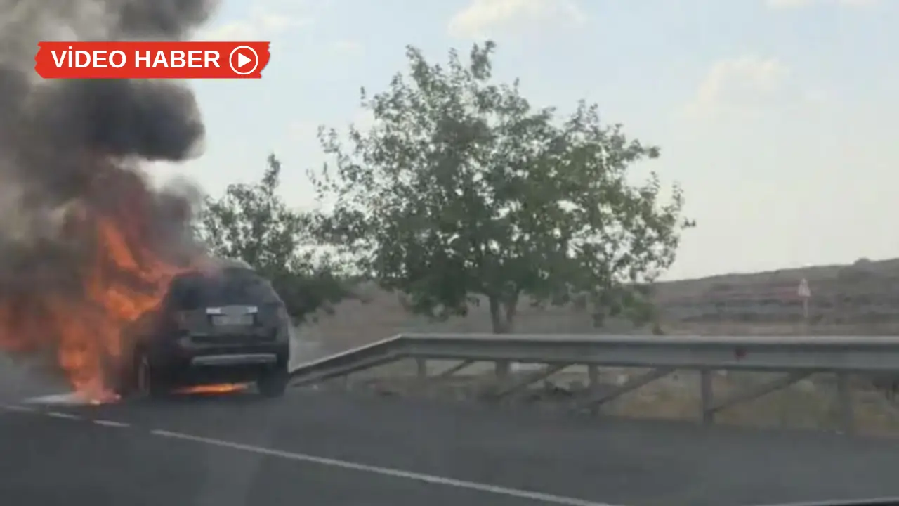 Urfa-Diyarbakır yolunda bir  araç seyir halindeyken tutuştu