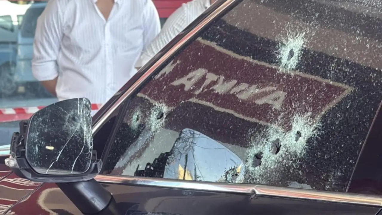 Diyarbakır’da ışıkta bekleyen otomobile silahlı saldırı: 2 yaralı
