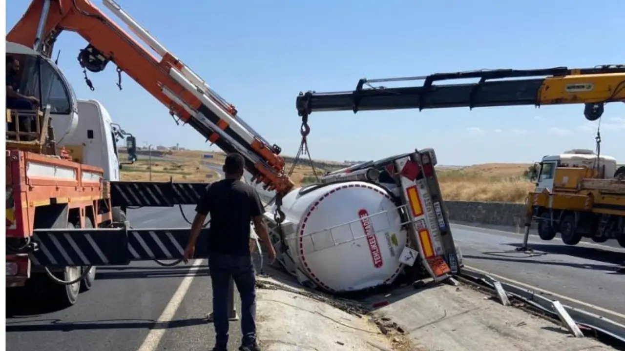 Diyarbakır’da akaryakıt tankeri devrildi: 2 kişi sıkıştı
