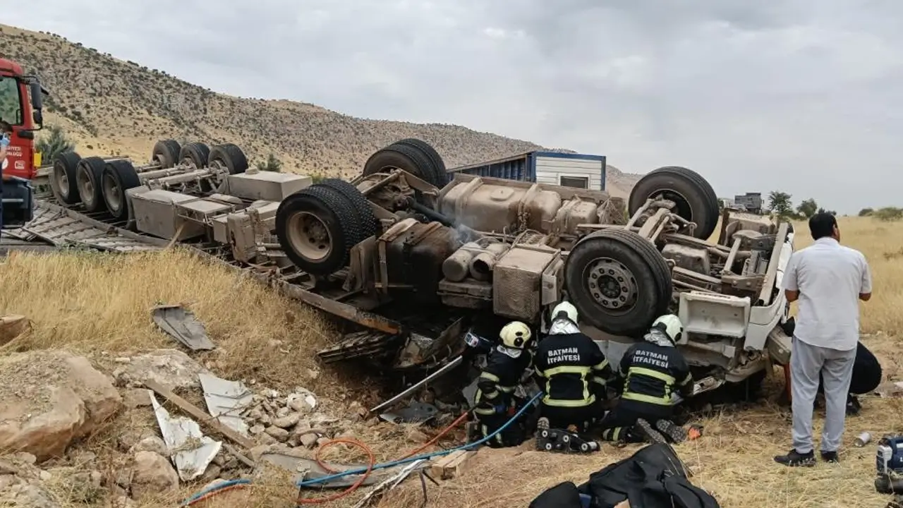 Batman’da tır boş araziye savruldu: Sürücü yaşamını yitirdi