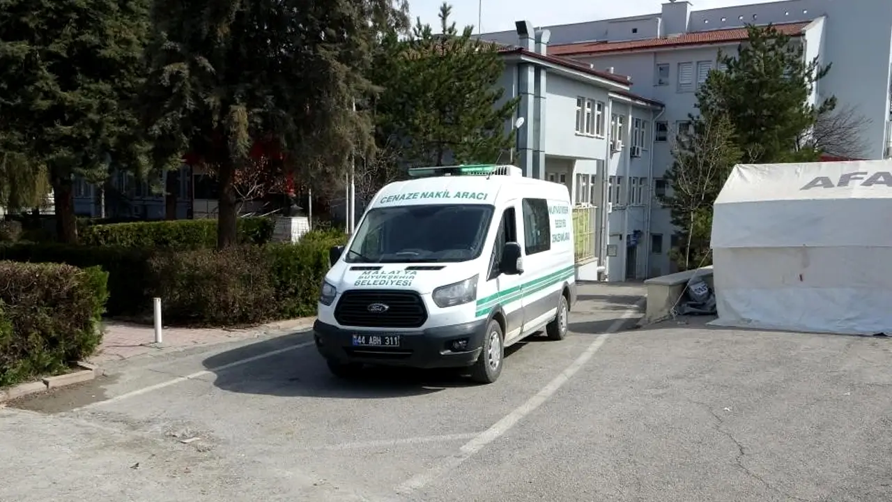 69 yaşındaki emekli öğretmen evinde ölü bulundu