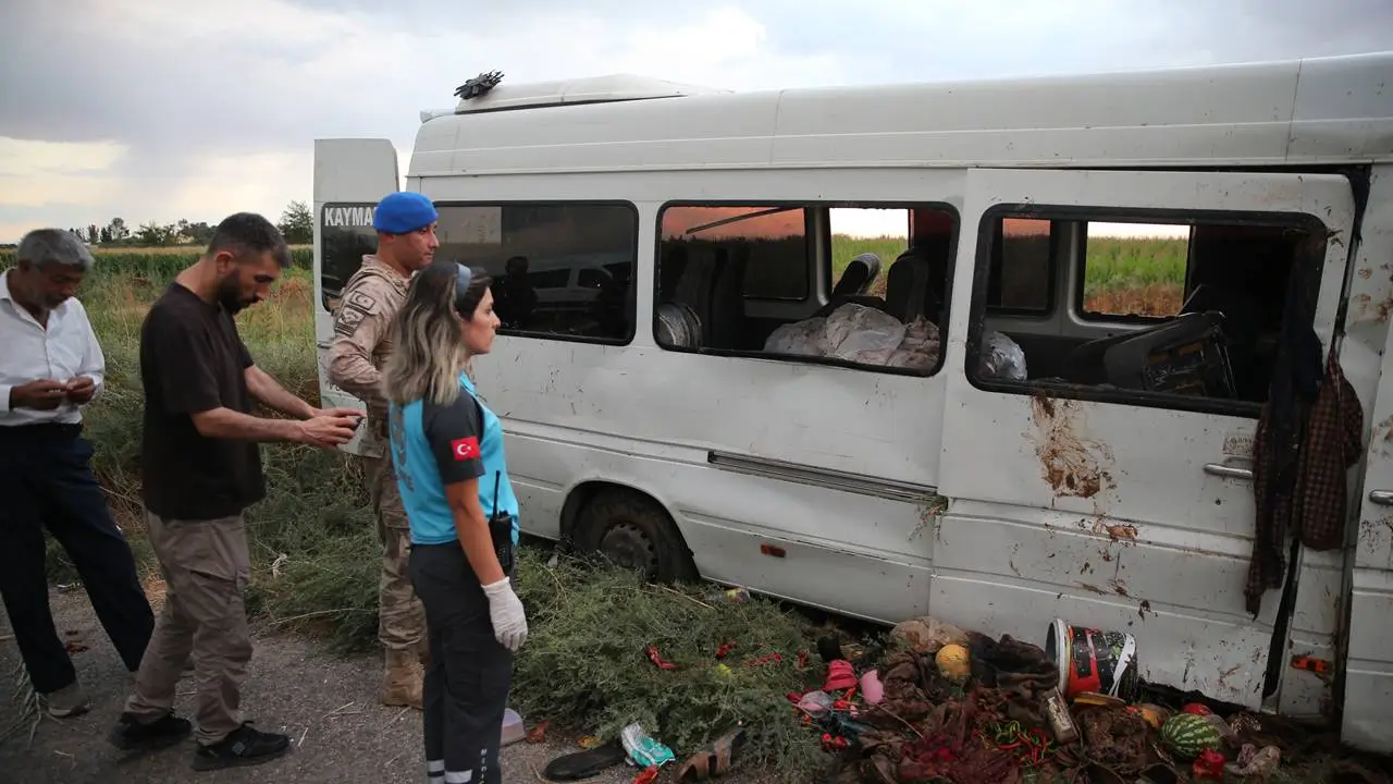İşçi minibüsü tahliye kanalına düştü: 15 yaralı