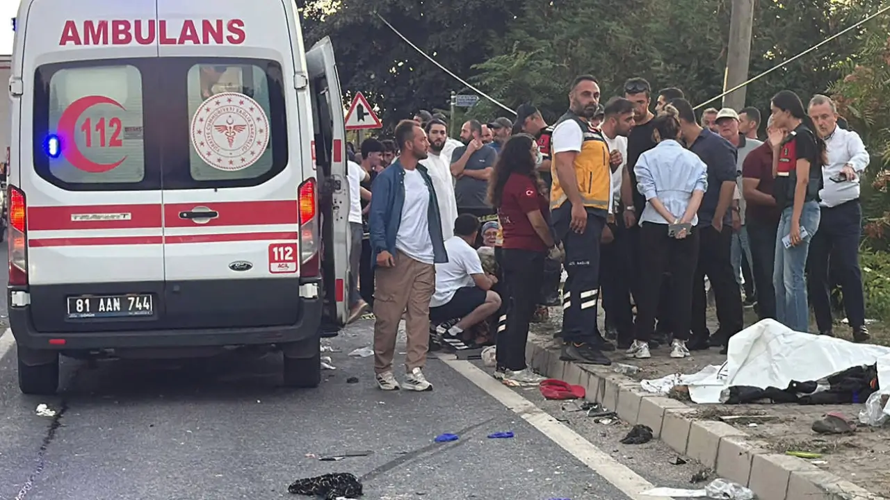 Fındık işçilerini taşıyan tarım aracı ile tır çarpıştı: 4 ölü, 8 yaralı