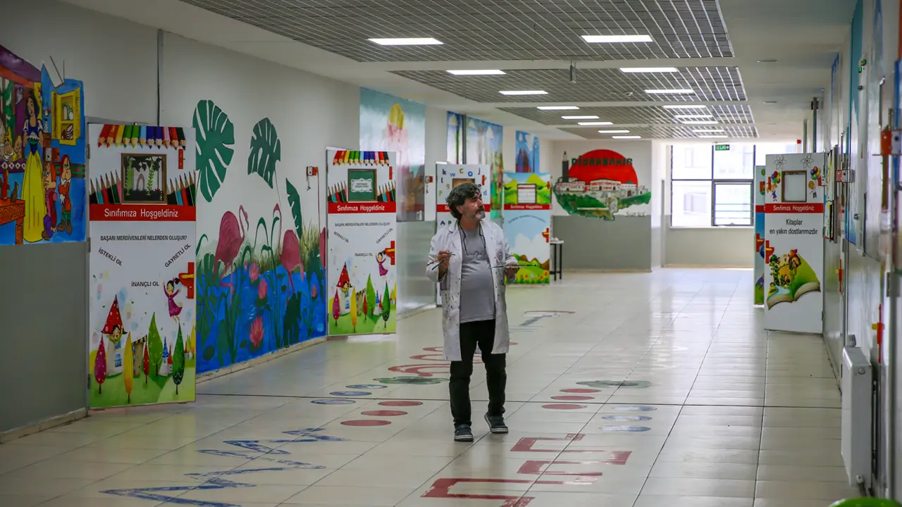 Diyarbakır’daki öğretmen okulunu resim galerisi yaptı