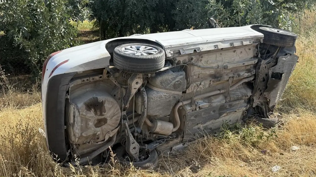 Diyarbakır’da virajda kontrolden çıkan otomobil devrildi