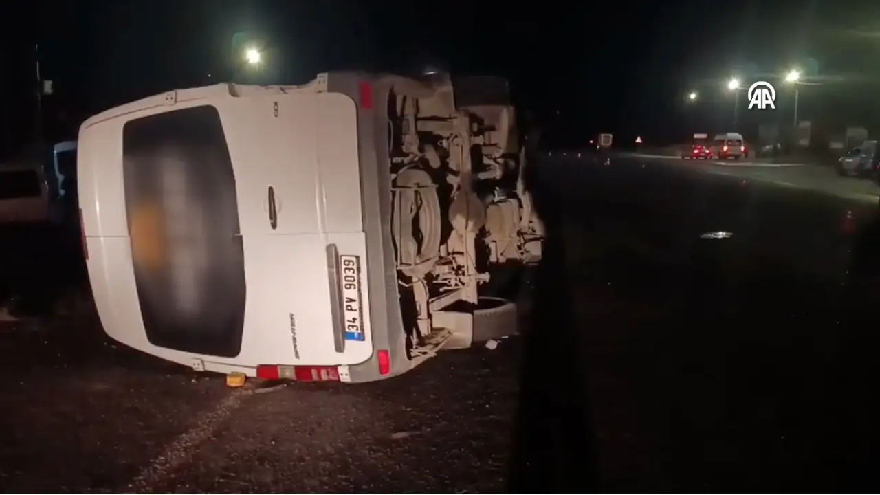 Van'da minibüs ile kamyon çarpıştı: 13 yaralı