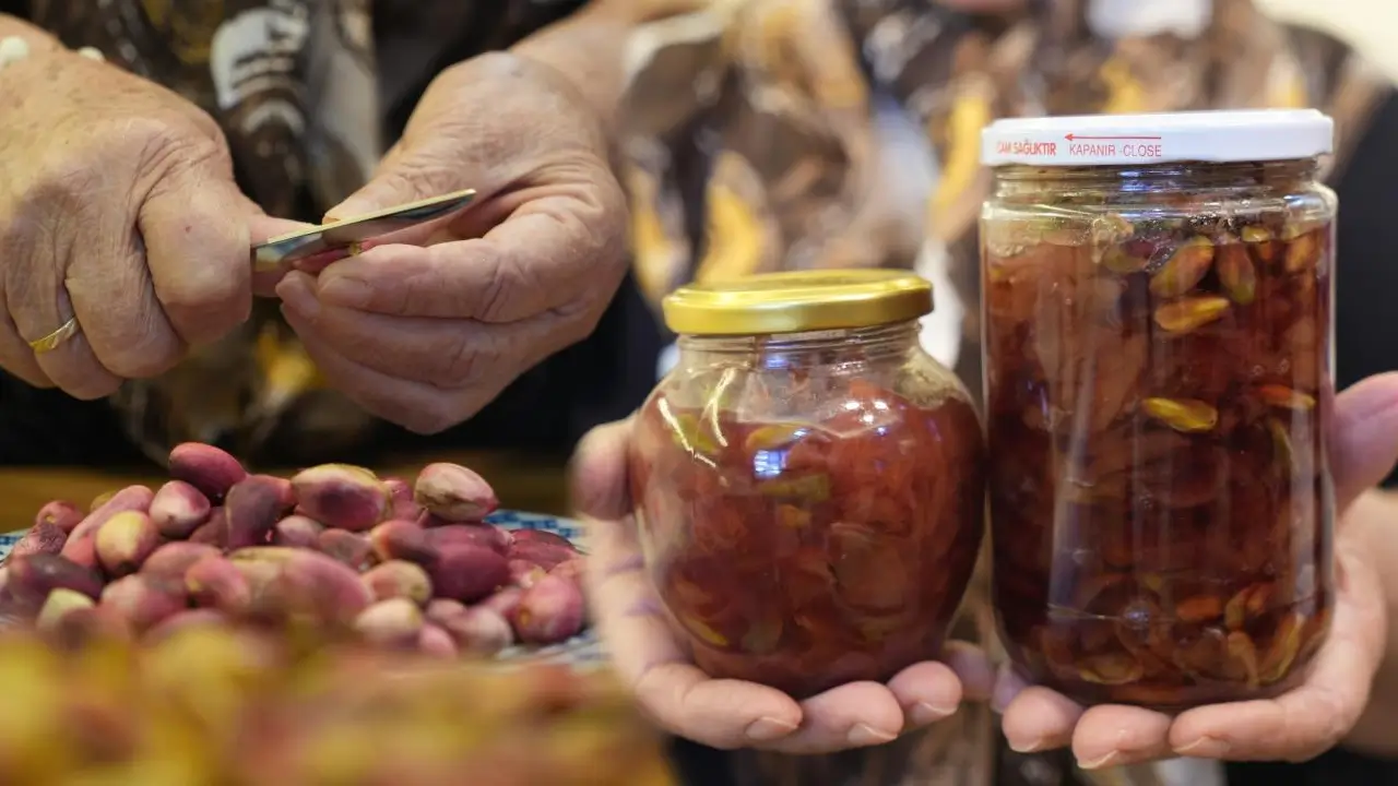 Fıstığın kabuğunu çöpe atmadı, reçele dönüştürdü